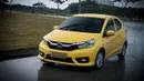 Honda Brio juga menjadi city car yang populer dikalangan pemuda terutama mahasiswa. Mobil yang memulai debutnya sejak 2012 ini memiliki tampilan sporty yang pastinya menjadi idola anak muda. Mobil ini memiliki bobot yang ringan dan fitur yang cukup lengkap. Mobil ini dibanderol dengan harga mulai dari Rp165 jutaan. (Source: liputan6.com)