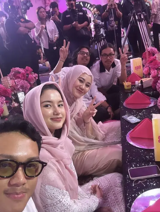 Keduanya sama-sama tampil dengan kerudung warna pink. Dengan gaya kerudung yang berbeda. [@azriel_hermansyah]