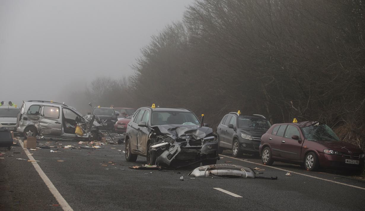 Puing-puing kendaraan memenuhi berserakan di jalan setelah kecelakaan beruntun yang melibatkan sekitar 20 mobil di Oxfordshire, Inggris, Rabu (28/12). Sebagian mobil yang terlibat kecelakaan mengalami kerusakan parah. (AFP PHOTO/Daniel LEAL-OLIVAS)