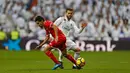 Pemain Real Madrid, Jose Luis Fernandez berebut bola dengan pemain Sevilla, Jesus Navas pada lanjutan pekan ke-15 Liga Spanyol di Santiago Bernabeu, Sabtu (9/12). Bermain di depan pendukungnya sendiri, Real Madrid menang telak 5-0. (AP/Francisco Seco)