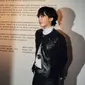 G-Dragon adalah se;eb Korea yang paling awal bergabung sebagai brand ambassador Chanel. Dalam event ini, dia mengenakan kemeja putih yang dipadukan dengan jaket kulit hitam. (Foto: Instagram/ xxxibgdrgn)