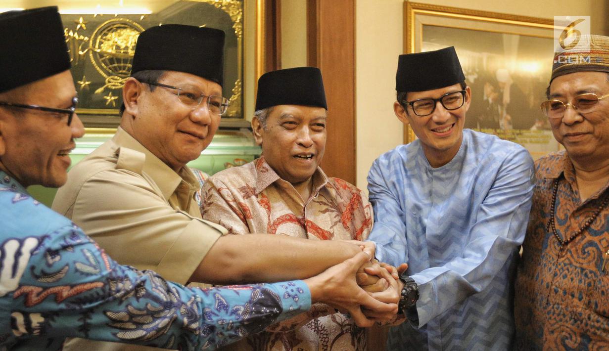 Bakal calon Presiden Prabowo Subianto (kedua kiri), Bakal Cawapres Sandiaga Uno (kedua kanan), Ketum PBNU KH Said Aqil Siroj (tengah) berpose bersama saat kunjungan ke kantor PBNU, Jakarta, Kamis (16/8). (Liputan6.com/Faizal Fanani)