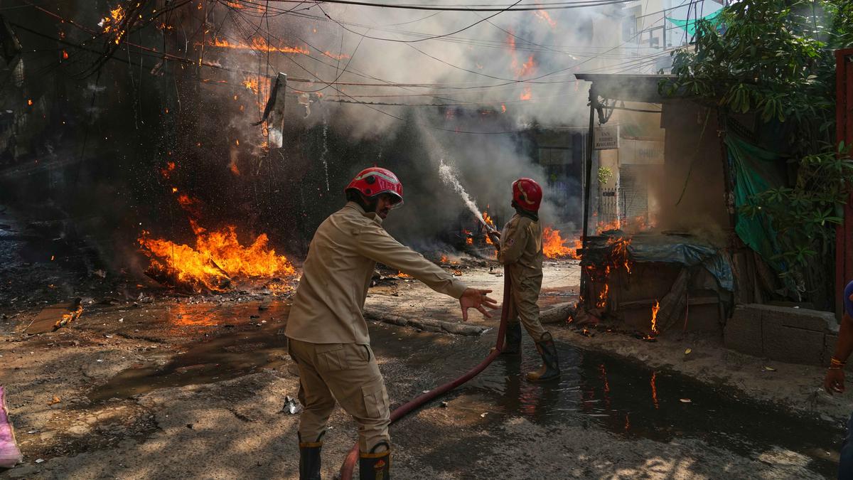 Kebakaran Hebat Hanguskan Hotel di New Delhi, 21 Orang Tewas