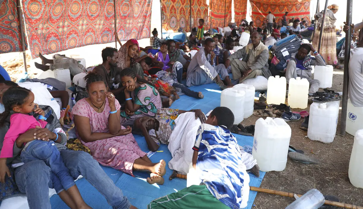 Pengungsi Ethiopia beristirahat di wilayah Qadarif, Sudan, Rabu (18/11/2020). Badan Pengungsi PBB mengatakan konflik yang berkembang di Ethiopia telah mengakibatkan ribuan orang melarikan diri dari wilayah Tigray ke Sudan. (AP Photo/Marwan Ali)