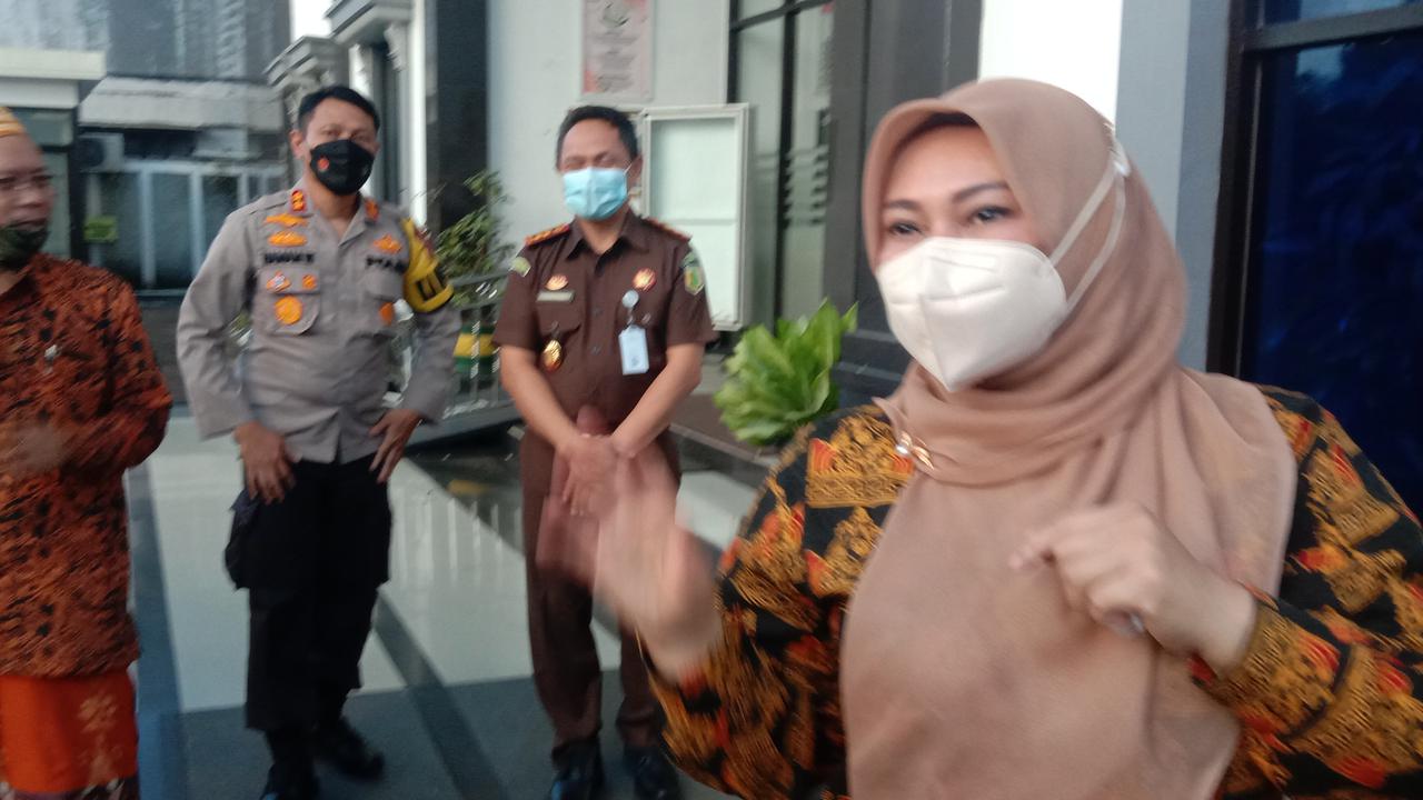 Bupati Pandeglang, Irna Narulita bicara soal aliran Hakekok Balakutak. (Foto: Liputan6.com/Yandhi Deslatama)