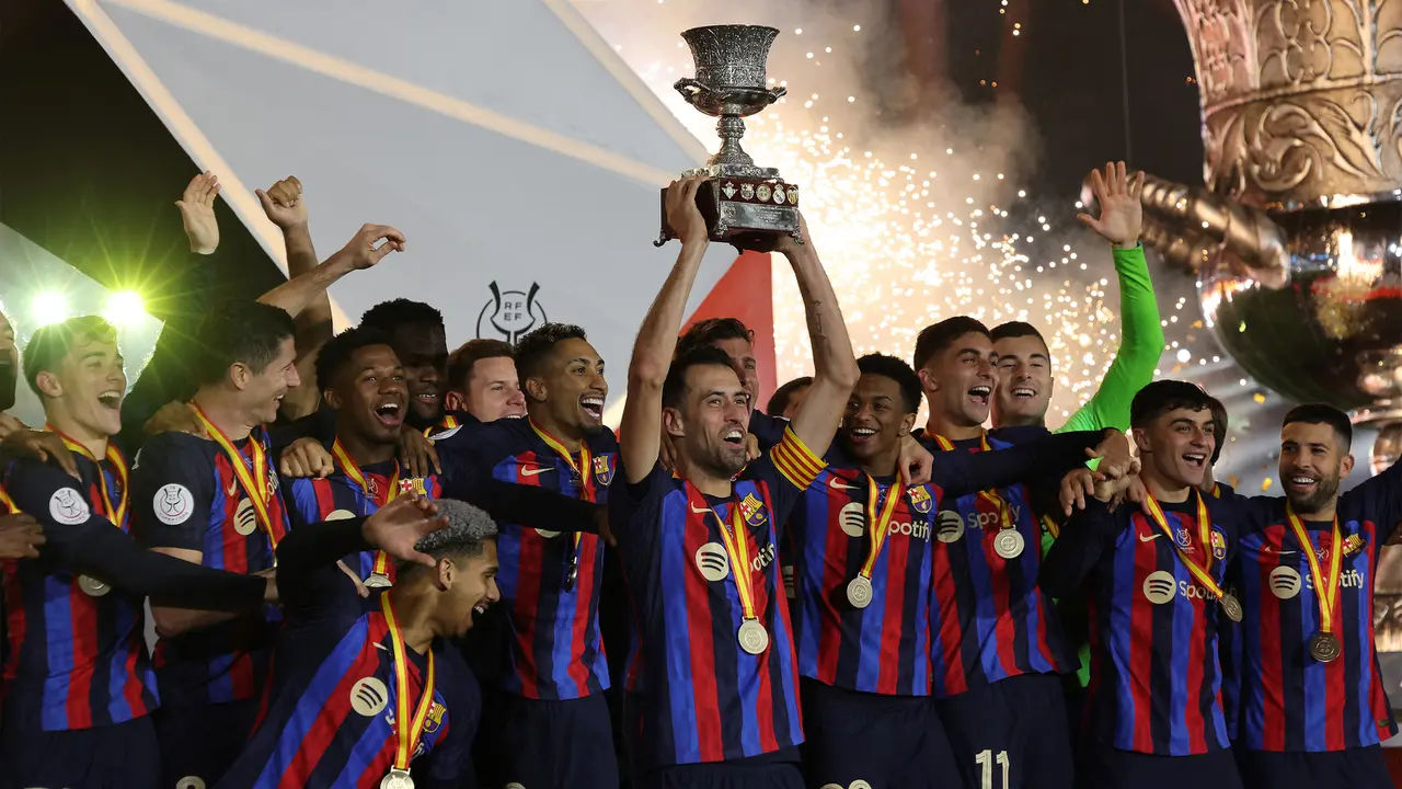 Foto: Girangnya Pemain Barcelona Setelah Raih Trofi Supercopa de Espana