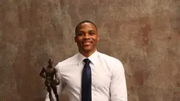 Pebasket Oklahoma City Thunder, Russell Westbrook, berhasil meraih penghargaan Most Valuable Player (MVP) pada NBA Awards 2017 di Basketball City, New York, Senin (26/6/2017). (NBAE via Getty Images/Michael J LeBrecht II)