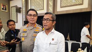 Dirreskrimum Polda Jatim, Kombes Pol Widi Atmoko usai Anev akhir tahun 2025 di Surabaya, Senin (29/12) petang. (Liputan6.com/Dian)