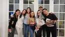 Reza Artamevia kemudian berdoa harapannya sebelum meniup lilin yang ada di atas kue ultah. Semua orang yang ikut memberikan kejutan pun sontak merekam momen tersebut dengan kamera ponsel masing-masing. Pelantun lagu 'Berharap Tak Berpisah' itu tak menyangka akan mendapat kejutan tersebut. (Liputan6.com/IG/@rezaartameviaofficial)