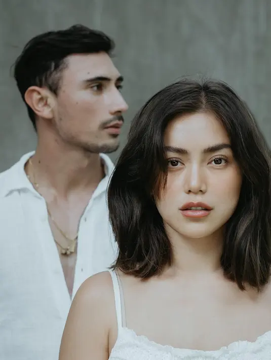 Selain bikin baper netizen, foto-foto Jedar kali ini juga berhasil bikin mereka salah fokus karena hidung barunya yang hasil operasi plastik di Korea Selatan. Banyak yang bilang hidung Jedar terlihat sempurna karena benar-benar natural dan tak mengubah wajah.(Liputan6.com/IG/@inijedar)