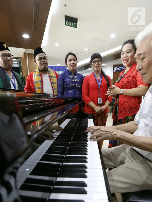 Seorang pasien (kanan) memainkan piano bersama karyawan saat Hari Kartini di RS Siloam TB Simatupang, Jakarta, Sabtu (21/4). Kegiatan ini mengenang Kartini sebagai pahlawan wanita dalam memperjuangkan emansipasi wanita. (Liputan6.com/Fery Pradolo)