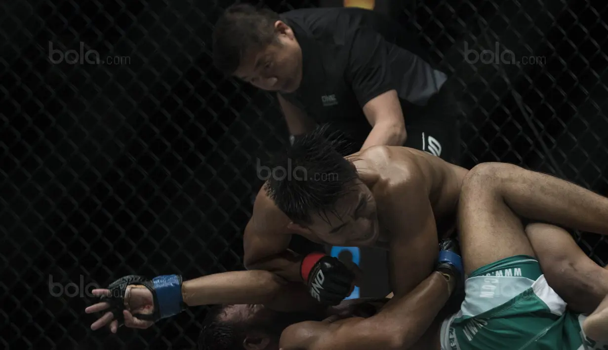 Petarung Indonesia, Stefer Rahardian, mengunci petarung Pakistan, Muhammad Imran, saat laga One Championship di JCC Senayan, Jakarta, Sabtu (20/1/2018). Stefar berhasil mengalahkan Imran. (Bola.com/Vitalis Yogi Trisna)