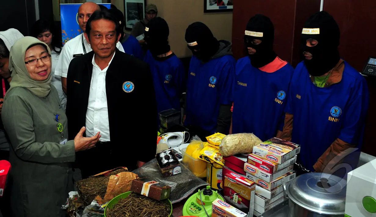 Pihak BNN menjelaskan tentang peredaran kue coklat yang mengandung ganja, Jakarta, Senin (13/4/2015). BNN berhasil menangkap lima orang tersangka di kawasan Blok M. (Liputan6.com/ Yoppy Renato)
