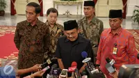 Mantan  Presiden Ke-3 RI Baharuddin Jusuf Habibie didampingi Presiden Joko Widodo memberikan keterangan kepada wartawan usai makan siang di Istana Merdeka, Jakarta, Selasa (13/10/2015). (Liputan6.com/Faizal Fanani)