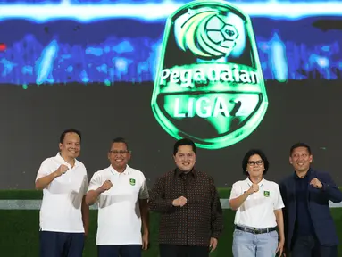 Ketua Umum PSSI yang juga Menteri BUMN, Erick Thohir (tengah) saat meresmikan bergulirnya Pegadaian Liga 2 Indonesia 2024/2025 di Jakarta, Selasa (3/9/2024). (Liputan6.com/Helmi Fithriansyah)