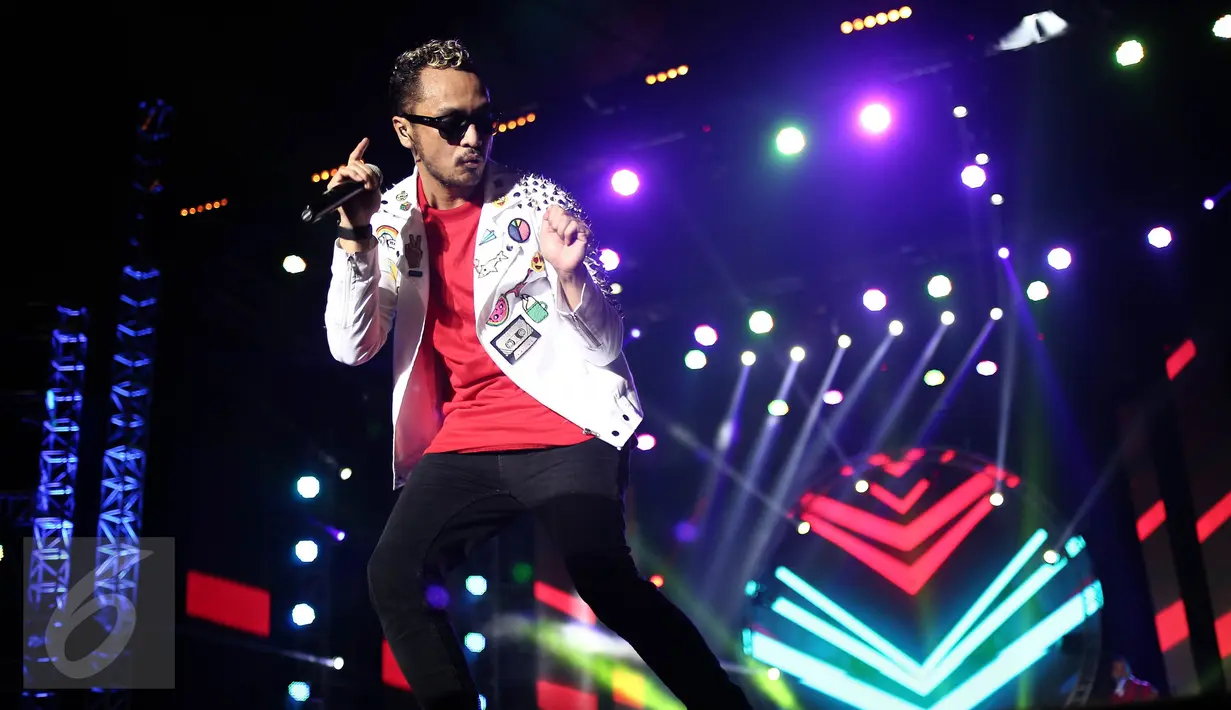 Aksi panggung vokalis Grup Band Nidji, Giring dalam malam Pesta Rakyat Konser Kemerdekaan  di Senayan, Jakarta, Rabu (17/8). Konser HUT ke-71 Kemerdekaan RI dihadiri 17 musisi. (Liputan6.com/Faizal Fanani)
