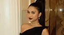 Putri politisi Andre Rosiade itu berani tampil beda dan keluar dari zona nyamannya. Zize memang sudah dikenal memiliki wajah yang cantik sejak kecil. Dalam kesehariannya, ia juga selalu percaya diri tampil natural atau bahkan tanpa riasan. (Liputan6.com/IG/@azizahsalsha_)