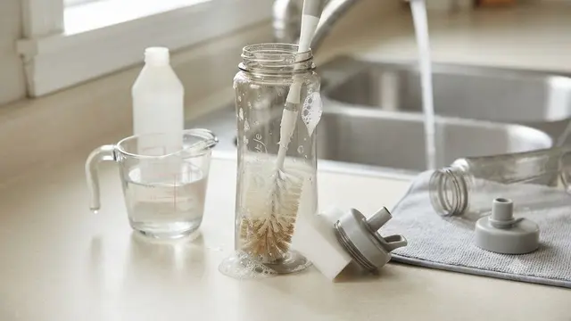 Cara Membersihkan Botol Minum yang Bau