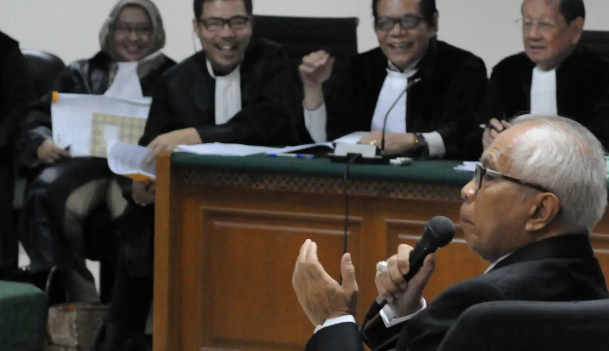 Terdakwa OC Kaligis saat memberikan keterangan saat sidang pemeriksaan terdakwa di Pengadilan Tipikor, Rabu (11/11). Sidang menghadirkan saksi Yulius Irwansyah Mawarji yang merupakan anak buah OC Kaligis. (Liputan6.com/Helmi Afandi)