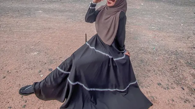 6 Potret Ria Ricis Anggun dan Modis dalam Balutan Outfit Serba Hitam, Inspirasi Fashion Elegan (instagram/riaricis1795).