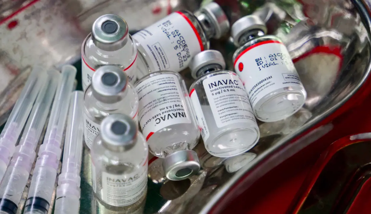 Botol-botol berisi vaksin Inavac untuk Covid-19 terlihat di kantor dinas kesehatan provinsi Jakarta pada 19 Desember 2023. (BAY ISMOYO/AFP)