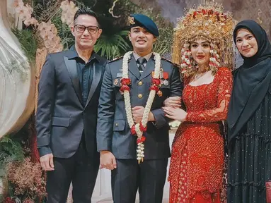 Alyssa Soebandono dan Dude Harlino datang kondangan ke resepsi pernikahan Febby Rastanty. Keduanya tampil serasi kenakan outfit couple bernuansa hitam. Alyssa memilih gaun dengan potongan simple namun anggun, dengan sentuhan warna gelap yang memberi kesan elegan. (Liputan6.com/IG/@ichasoebandono)