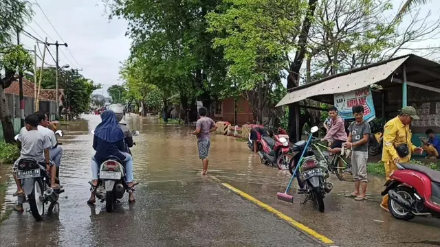 Akses Jalan Dari Kota Cilegon Menuju Anyer Terendam Banjir. (Kamis,03/12/2020). (Yandhi Deslatama/Liputan6.com)