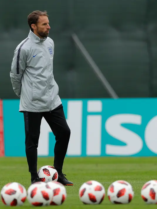 Pelatih Inggris, Gareth Southgate melihat para pemainnya berlatih jelang menghadapi Kolombia pada babak 16 besar Piala Dunia 2018 di Spartak Zelenogorsk, St. Petersburg, Rusia, (2/7). (AP Photo / Alastair Grant)