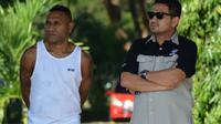 Titus Bonai bersama CEO PSM Makassar, Munafri Arifuddin saat menyaksikan latihan tim Juku Eja di Lapangan Kodam VII/Wirabuana, Makassar, Selasa (12/7/2016). (Twitter)