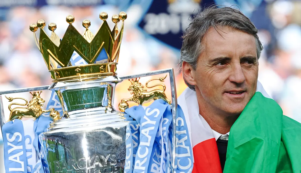 Roberto Mancini, pada usia 47 tahun dan 168 hari, berhasil membawa Manchester City meraih gelar Liga Premier pertama mereka setelah lebih dari 40 tahun menunggu. (Paul Ellis)