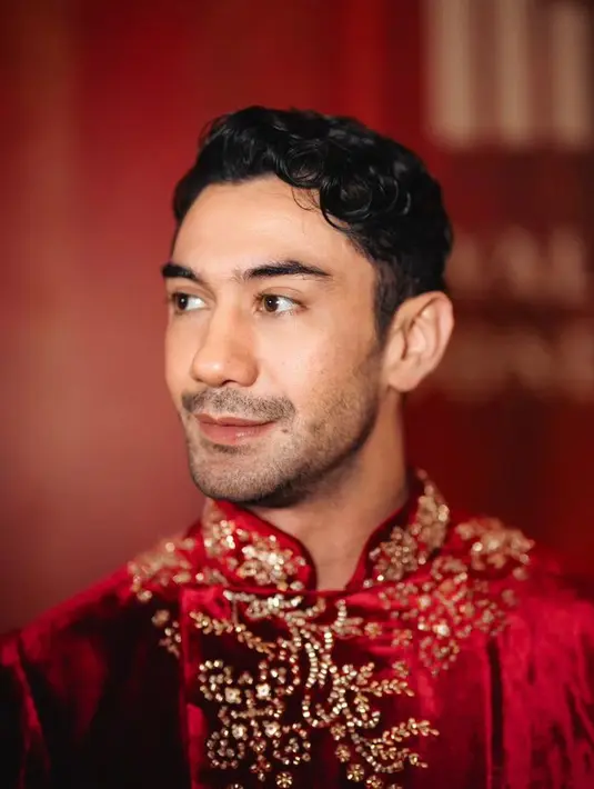 Reza pun tampil dengan rambut pendek curly, dengan riasan wajah yang natural berkat MUA Handradjasa.  [@armanfebryan/@eaneandaru]