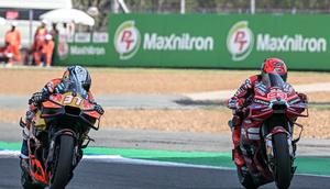 Duel Pedro Acosta dan Marc Marquez pada Sprint Race MotoGP Thailand 2026 di Sirkuit Buriram,hari Sabtu (28/02/2026). (Lillian SUWANRUMPHA / AFP)