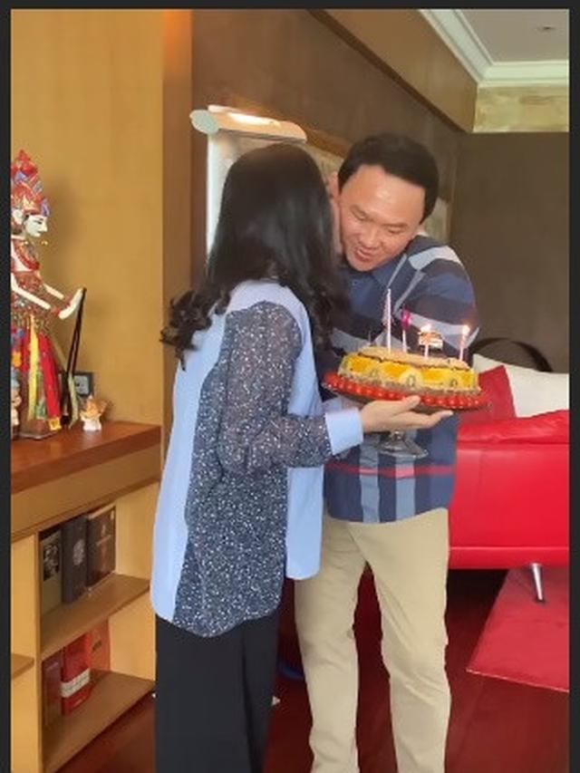 7 Momen Seru Ulang Tahun Ahok Ke-54, Bernyanyi Bersama Istri dan Anak