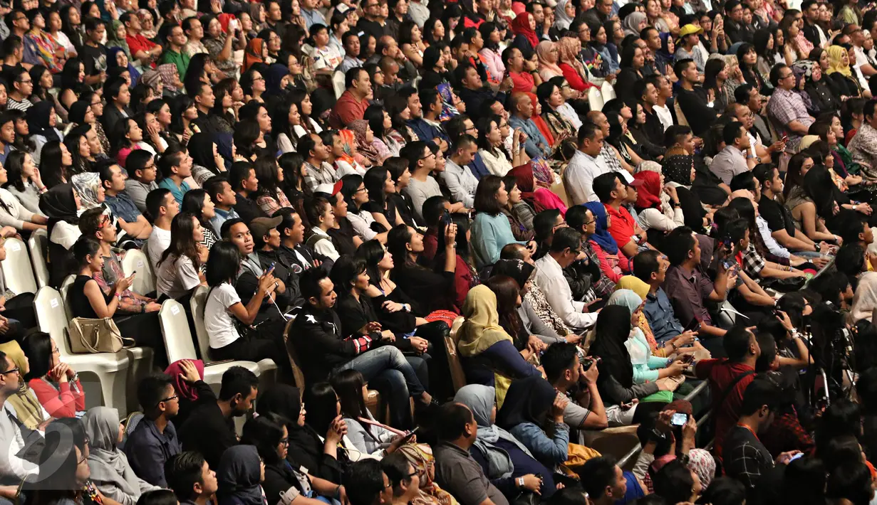 Penonton melihat aksi Kahitna saat konser bertajuk 'Kahitna 30 Years Anniversary Love Festival' di Jakarta, Sabtu (13/2/2016). Konser tersebut juga diramaikan dengan penampilan sejumlah musisi Tanah Air. (Liputan6.com/Immanuel Antonius)