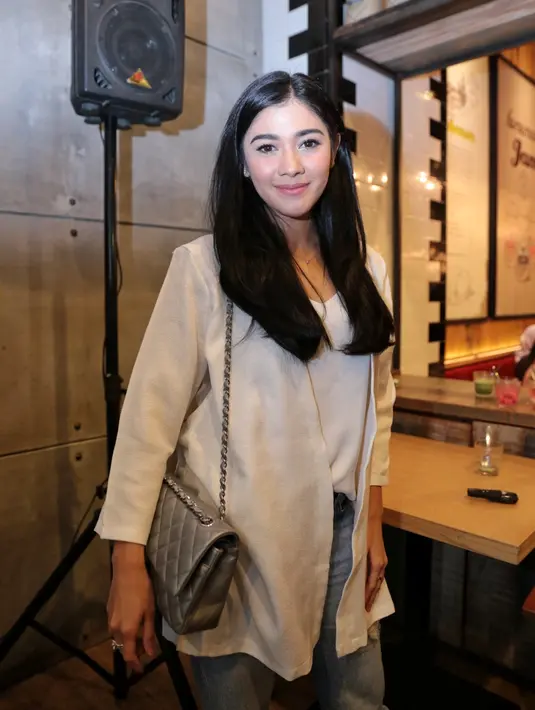 "Nggak, nggak, bercanda. Kalau siap atau nggak, namanya perempuan harus selalu berusaha mempersiapkan diri, memperbaiki diri. Itu yang aku lagi coba siapkan. Masih mempersiapkan mental," tambahnya melanjutkan. (Adrian Putra/Bintang.com)