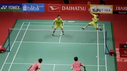 Ganda putra Indonesia, Kevin Sanjaya/Marcus Gideon, saat melawan wakil China, Li Junhui/Liu Yuchen pada laga Indonesia Masters 2018 di Istora Senayan, Minggu (28/1/2018). Kevin /Marcus menang 11-21, 21-10, dan 21-16. (Bola.com/M Iqbal Ichsan)