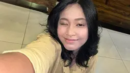 Anak kedua Pasha Ungu dari pernikahan pertama dengan Okie Agustina mulai beranjak dewasa. Shakiena mulai mengenal dengan makeup. Tak heran jika kini ia pintar berdandan dan penampilannya curi perhatian. (Liputan6.com/IG/shakiena.azalea)