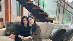 Nuansa klasik dalam pemotretan ini semakin terasa berkat interior rumah yang dipenuhi elemen kayu dan marmer. Pencahayaan alami membuat suasana semakin hangat dan intim. Kesederhanaan dalam pemilihan makeup dan tata rambut juga menambah kesan effortless beauty. (Liputan6.com/IG/@jeje_haris89)