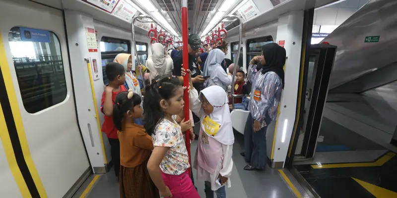 Libur Sekolah, Anak-anak Diajak Naik LRT Jakarta