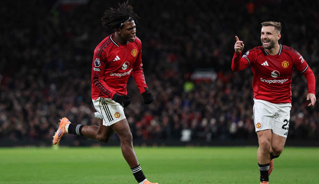 Gol tunggal sekaligus penentu kemenangan Manchester United tercipta lewat tendangan keras dari Patrick Dorgu pada menit ke-24. Tampak dalam foto, bek Manchester United asal Denmark, Patrick Dorgu (kiri) merayakan golnya saat melawan Newcastle United pada lanjutan Liga Primer Inggris di Stadion Old Trafford, pada 26 Desember 2025 waktu setempat atau Sabtu (27/12/2025) dini hari WIB. (Darren Staples/AFP)
