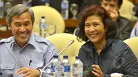 Menteri Susi Pudjiastuti (kanan) terlihat tertawa bersama Sekjen KKP Syarif Widjaja saat rapat kerja dengan Komisi IV DPR RI, Jakarta, Kamis (12/02/2015). Rapat membahas APBN-P Tahun Anggaran 2015. (Liputan6.com/Andrian M Tunay)