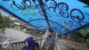  Pejalan kaki melintasi jembatan penyeberangan orang (JPO) yang tidak terawat di kawasan Universitas Indonesia, Depok, Jawa Barat, Selasa (11/10). (Liputan6.com/Immanuel Antonius)
