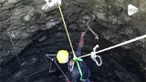 Seorang ahli ular menyelamatkan ular kobra yang terjatuh ke sumur sedalam 60 kaki. Ular kemudian dilepaskan ke hutan terdekat.