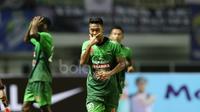 Pemain PS TNI merayakan gol Gustur saat melawan Persib Bandung pada lanjutan Liga 1 2017 di Stadion Pakansari, Bogor, Sabtu (22/4/2017). PS TNI bermain imbang 2-2. (Bola.com/Nicklas Hanoatubun)