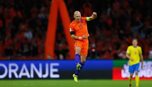 Arjen Robben berselebrasi setelah mencetak gol pertama lewat penalti ke gawang Swedia di  kualifikasi Piala Dunia 2018 di stadion Arena, Amsterdam (10/10). Usai pertandingan Robben menyatakan pensiun dari timnas Belanda. (AP Photo/Peter Dejong)