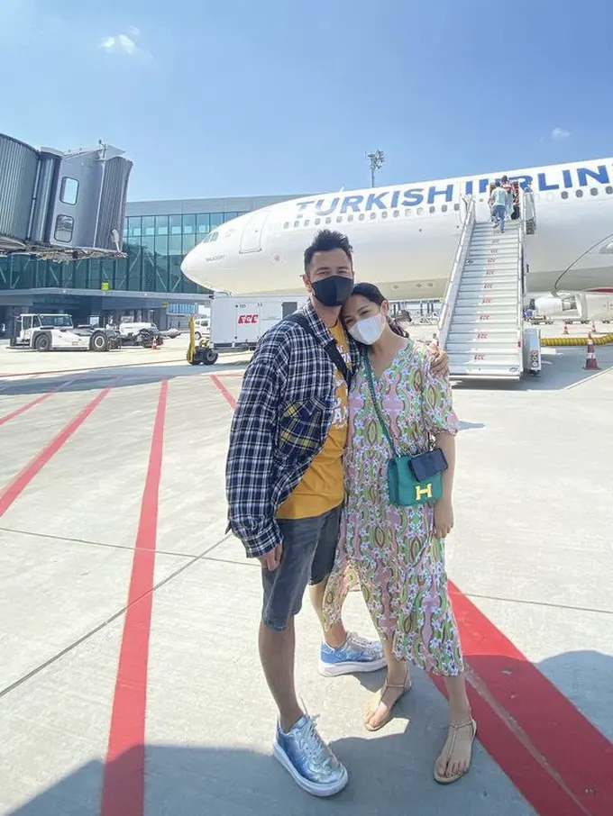Nagita Slavina Pamerkan Baby Bump dengan Mengenakan Pakaian Brand Lokal/dok. Instagram @raffinagita1717