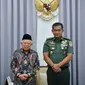 Wapres Ma'ruf Amin bertemu KSAD Jenderal TNI Maruli Simanjuntak di Kediaman Resmi Wapres pada Rabu (31/01/2024) sore. Dalam kesempatan itu, Wapres meminta KSAD ikut menyukseskan terselenggaranya Pemilu 2024. (Foto: BPMI Setwapres)