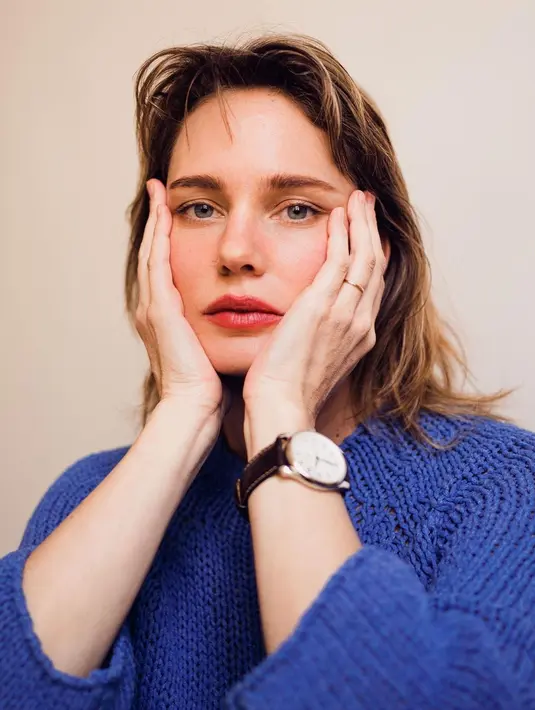 Melihat pesona cantik Valentine dalam potret close up. Ia mengenakan sweater rajut berwarna biru, menampilkan visual cantik natural dengan pulasan lipstik merah dan riasan wajah minimalis. [Foto: Instagram/valentinepayenwicaksono]