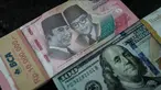 Uang kertas Rp 100.000 diletakkan berdampingan dengan uang dolar Amerika Serikat di salah satu kantor penukaran, Jakarta, Kamis pada 4 Juni 2026. (Yasuyoshi Chiba/AFP)