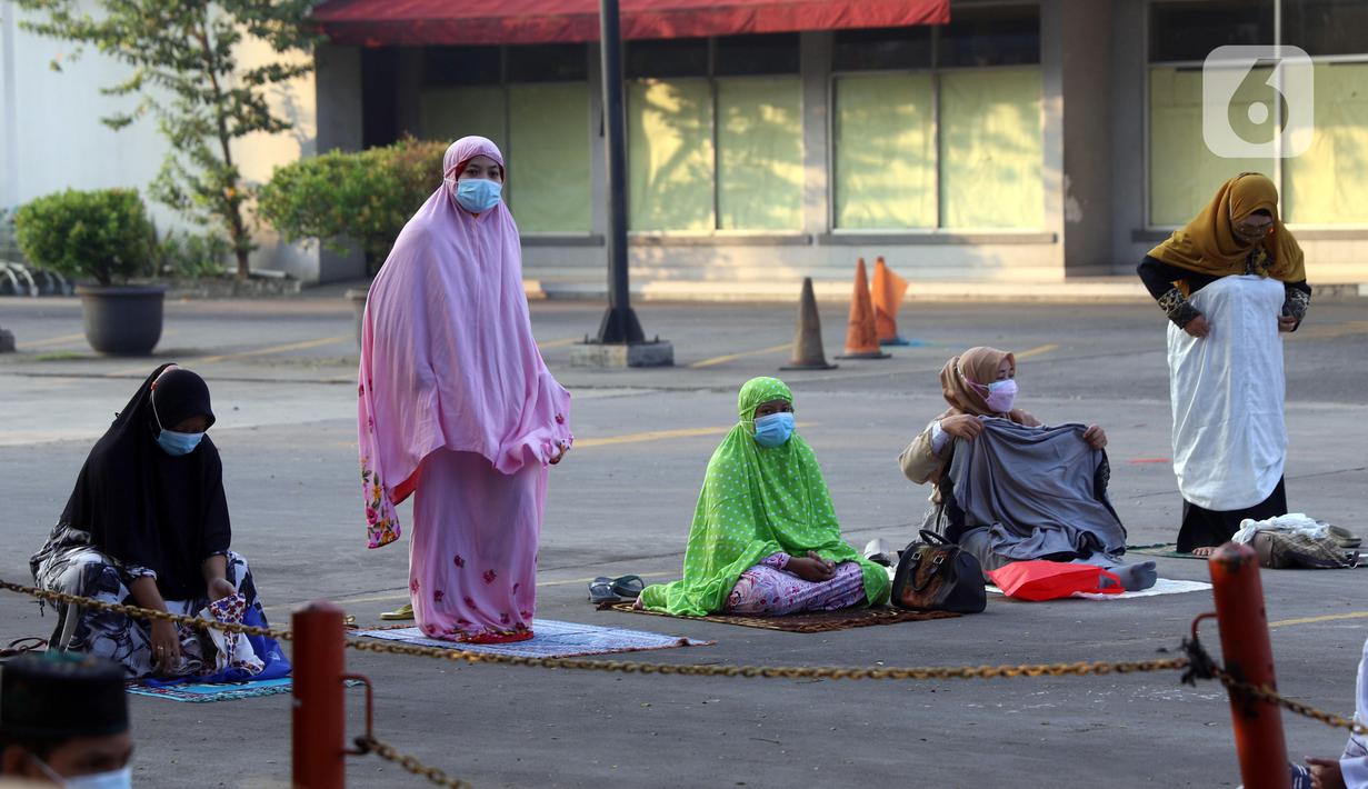 Umat muslim saat pelaksanaan salat Idul Adha 1442 H di Masjid Masjid Jami Al-Mubarok, Tangerang, Banten, Selasa (20/7/2021). Sebagian masjid melakukan pelaksanaan salat Idul Adha 1442 H, namun dengan protokol kesehatan yang ketat. (Liputan6.com/Angga Yuniar)